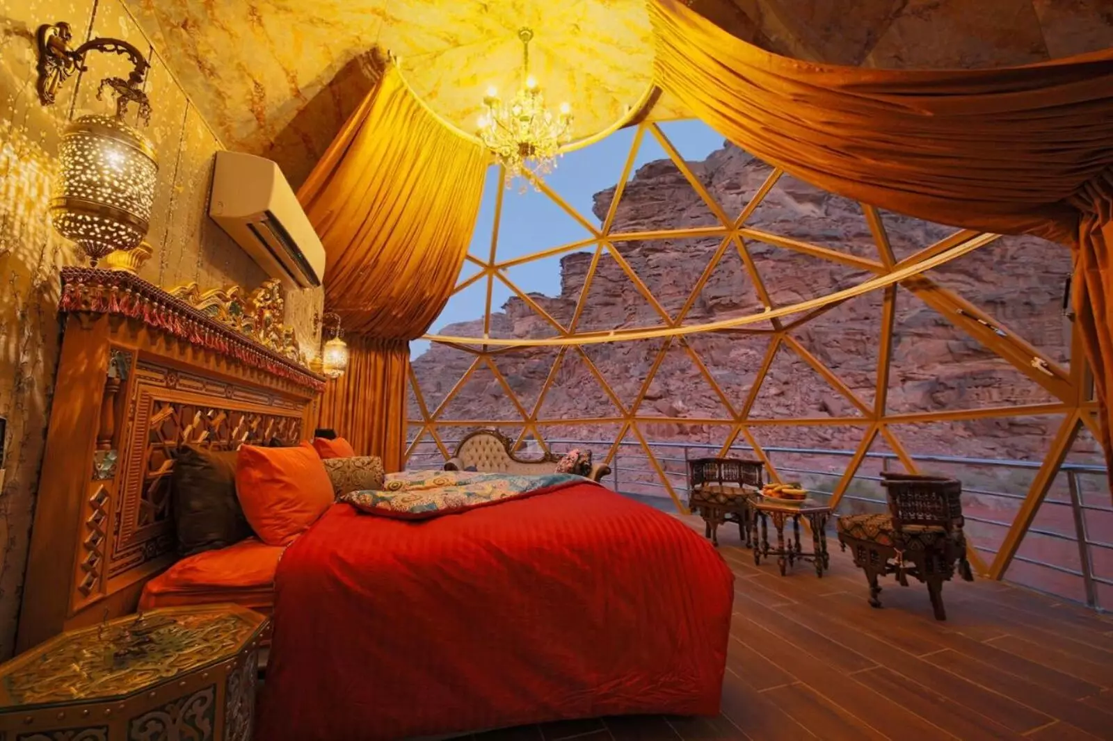 What makes wadi rum luxury camp so unique?
